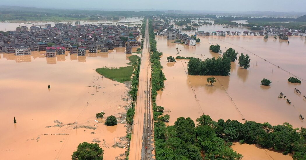 You are currently viewing Extreme Weather Hits China With Massive Floods and Scorching Heat