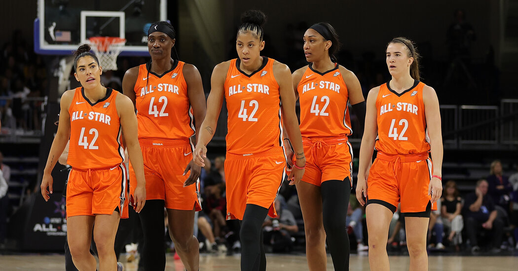 You are currently viewing Brittney Griner Is Honored by Fellow Players at W.N.B.A. All-Star Game