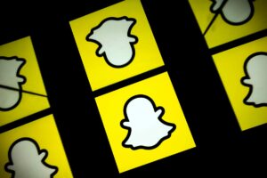 Read more about the article Snapchat+ vs Twitter Blue vs … Facebook VIP?